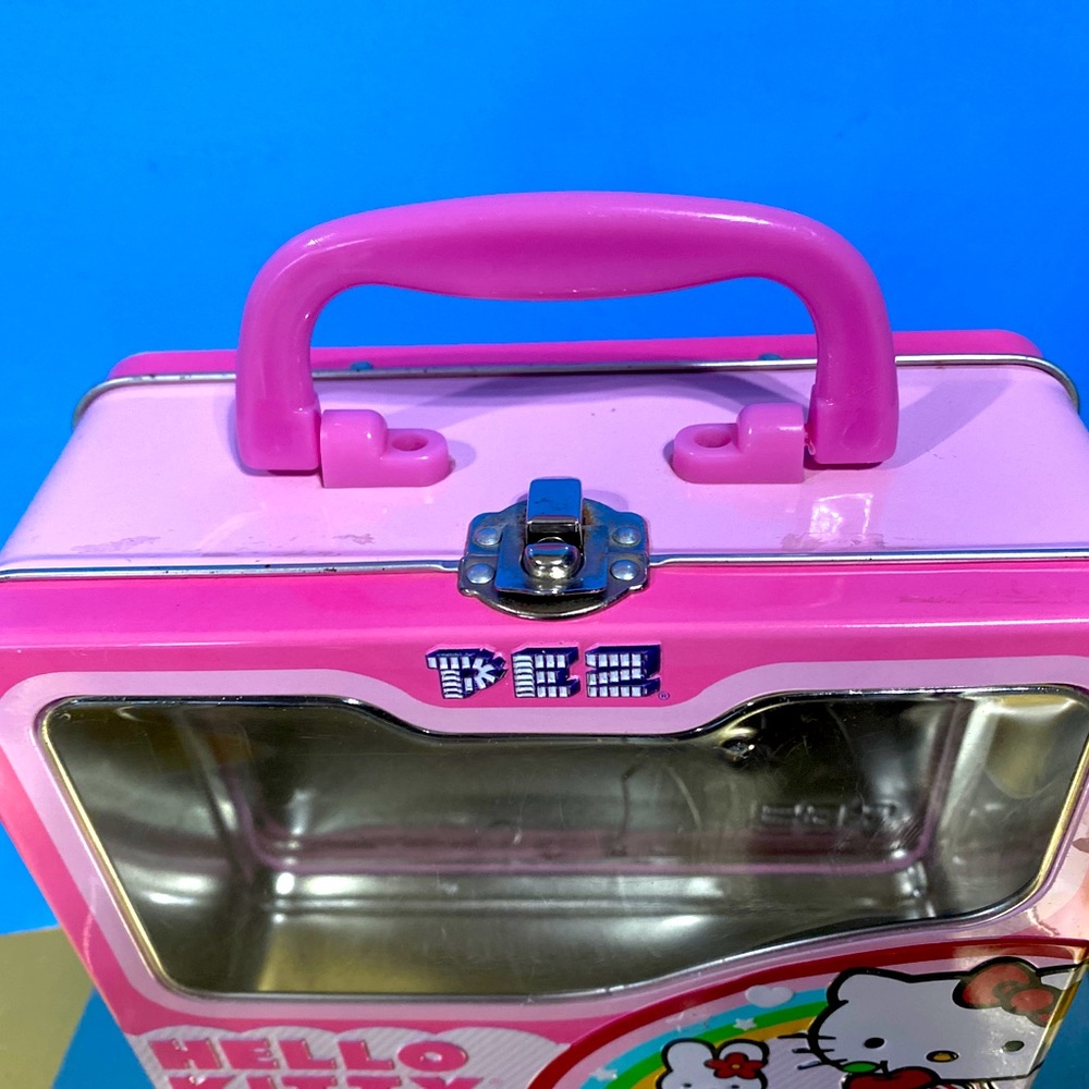 HELLO KITTY 2010 EMBOSSED METAL TOTE w/HANDLE & LATCH PEZ CASE, PLASTIC WINDOW - Picture 5 of 15